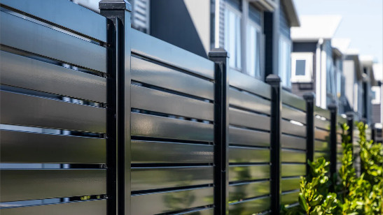 Modern Horizontal Slat Aluminum Fence